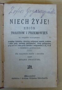 Zdjęcie nr 2 okładki  Niech żyje! Zbiór toastów i przemówień na wszystkie uroczystości: urodziny i imieniny, chrzciny, zaręczyny, wesela, srebrne i złote gody, obchody jubileuszowe, uczty pożegnalne, przy zmianie roku, przy opłatku i święconem i.t.d., i t.d. z dodatkiem powinszowań. Dla wszystkich stanów i zawodów napisał stary praktyk.