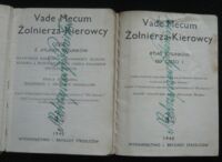 Zdjęcie nr 2 okładki  Vade Mecum Żołnierza-Kierowcy. Część I z atlasem rysunków.
Katechizm kierowcy.
Wiadomości ogólne.
Budowa i współdziałanie części pojazdów mechanicznych.
Praca zbiorowa Żołnierzy I.brygady Strzelców.
 